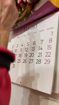 Hojas de calendario consultando meses y d&iacute;as del a&ntilde;o en p&aacute;ginas de anuario 