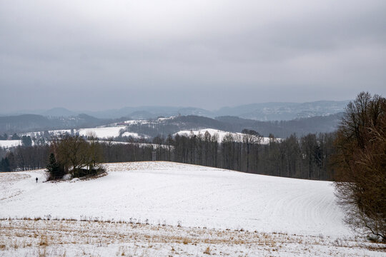 Aussicht vom Panoramaweg in der S&auml;chsischen Schweiz zur Endlerkuppe bei Ottendorf, Sebnitz und dem schneebedeckten Elbsandsteingebirge 1