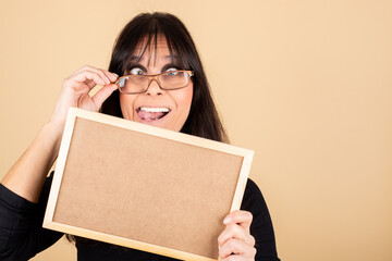 Frau h&auml;lt eine kleine Pinnwand in der Hand