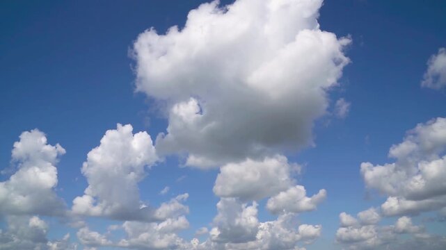 Zeitraffer von ziehenden Cumulus-Sch&ouml;nwetterwolken am blauen Himmel