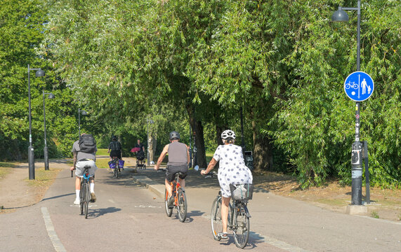 Radfahrer, Hesperiapark, Hesperianpuisto, Helsinki, Finnland