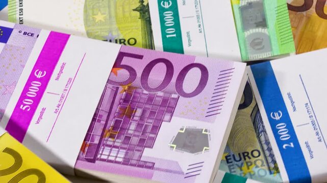 Viele Euro Banknoten und Geldscheine rotieren im B&uuml;ndel