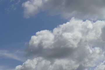 Fototapeta premium Weisse Quellwolken, Blauer Himmel, Deutschland