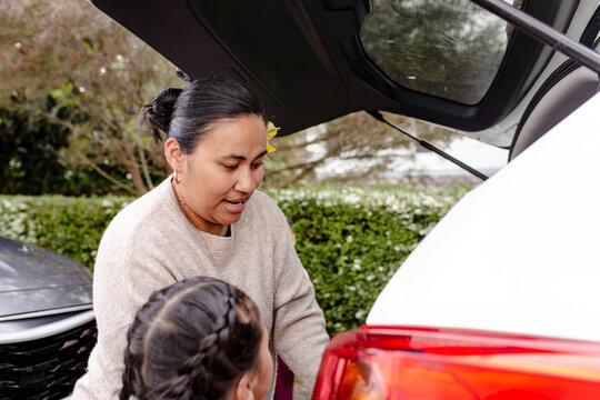 Niuean mum loading car boot