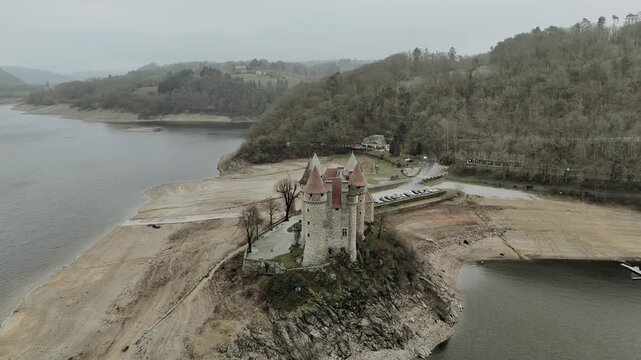 Le Ch&acirc;teau de Val au ord du lac de Bort-les-Orgues, forteresse m&eacute;di&eacute;vale du Cantal, Auvergne 