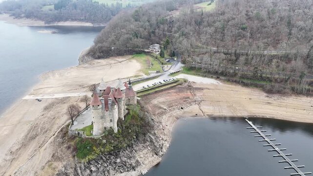 Le Ch&acirc;teau de Val au ord du lac de Bort-les-Orgues, forteresse m&eacute;di&eacute;vale du Cantal, Auvergne 