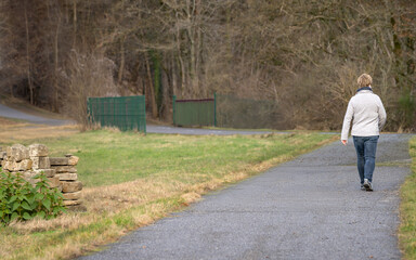 promeneuse de dos &agrave; l'or&eacute;e de la for&ecirc;t