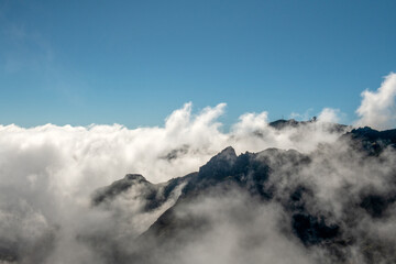 g&oacute;rskie skaliste szczyty ponad chmurami widziane ze szlaku trekkingowego na maderze, Portugalia, Europa