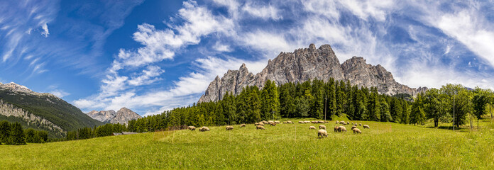 Profili di montagne nei dintorni di cortina d&igrave;Ampezzo