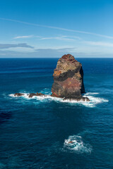 Monumentalna skalna iglica i czerwone formacje na wzburzonym oceanie u wybrzeży Madery © Kamil_k2p