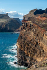 Surowe klifowe wybrzeże i błękitny ocean na Maderze w słoneczny dzień © Kamil_k2p