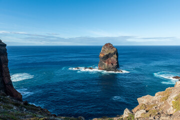 Samotna wulkaniczna skała otoczona wzburzonym oceanem u wybrzeży Madery © Kamil_k2p