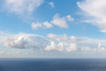 Dynamiczne formacje chmur na błękitnym niebie z przestrzenią na tekst © Kamil_k2p