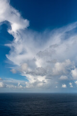 Dynamiczne formacje chmur na błękitnym niebie z przestrzenią na tekst © Kamil_k2p