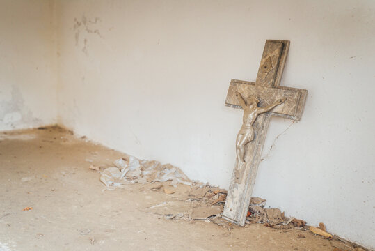 Crucifix abandonn&eacute; dans un ancien caveau. R&eacute;surrection de J&eacute;sus Christ dans un vieux caveau. Croix de JC