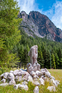 Scultura di trota ambientata nel bosco