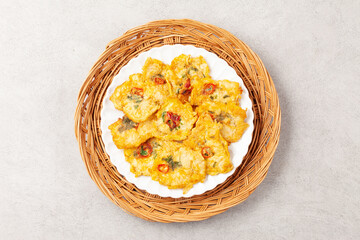  동태를 얇게 썰거나 다져 양념을 한 뒤, 밀가루와 달걀을 입혀 기름에 지진 음식.
A dish made by thinly slicing or mincing pollack, seasoning it, coating it in flour and egg, and then frying it in oil.