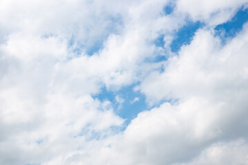 Obraz premium Blue sky filled with white fluffy clouds on a sunny day. nature background, weather forecast, bright sky