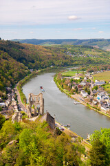 Naklejka premium Grevenburg Ruins above Traben-Trarbach on Mosel (Moselle) River, Germany, scenic river valley view