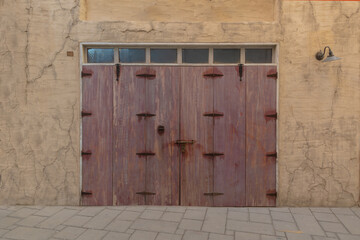 Architectural elements of buildings, ancient arches, windows, and doors. On the streets of the Emirates, in public spaces.