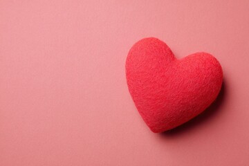 Fototapeta premium Red plush heart on soft pink background