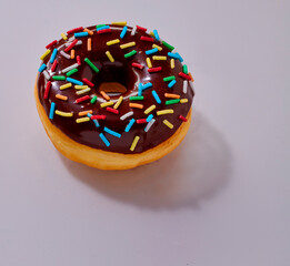  Donut schokoliert mit Zuckerstreuseln