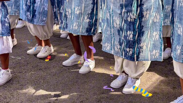 Fotografia de pernas dan&ccedil;antes em bloco carnavalesco de matriz africana no Brasil. 