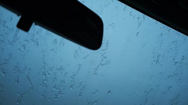 車の窓に落ちるみぞれ交じりの雨