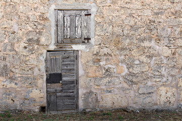 Fototapeta premium Old abandoned house along the Camino between Atapuerca and Burgos 2024