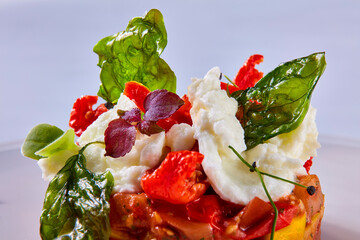 Auberginencarponata auf weissem Teller