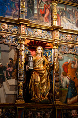 Obraz premium Golden statue surrounded by intricate painted panels.