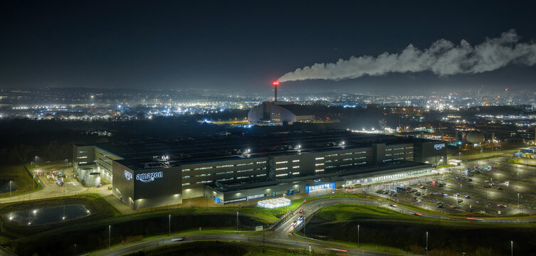 Leeds, West Yorkshire, UK December 20th 2025. Amazon warehouse and distribution centre at twilight. Stourton leeds Amazon warehouse