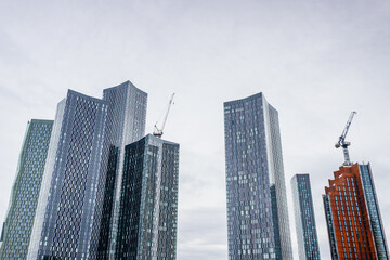 Obraz premium Modern Skyscrapers and Construction Cranes in Manchester