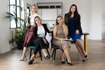 Obraz premium Professional women collaborating, showcasing leadership, teamwork, and empowerment in a contemporary office setting, representing diversity and success in a female driven business environment