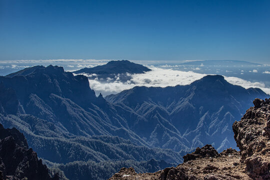 Mar de nubes en la Caldera de Taburiente. Impresionantes picos volc&aacute;nicos y pinos canarios sobre un manto de nubes en La Palma, Islas Canarias