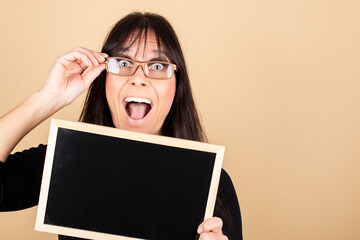 Frau mit kleiner Tafel in der Hand