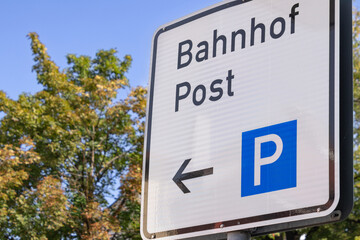 Wegweiser zu Bahnhof und Post