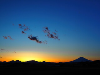夕暮れの空と富士山