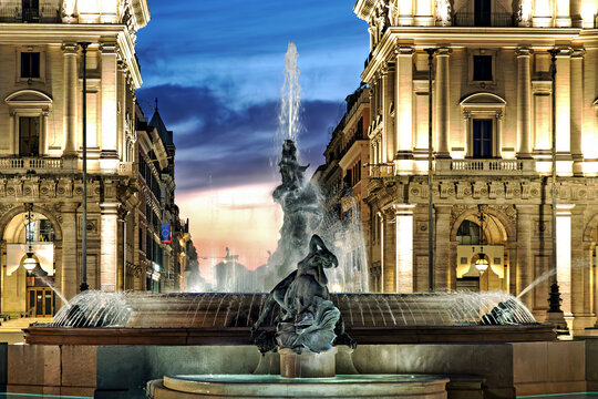 Fontana delle Naiadi bei Nacht auf der Piazza della Repubblica in Rom, Italien