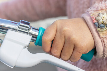 自転車のハンドルを握る女の子の手（顔無し、日本人、5歳）