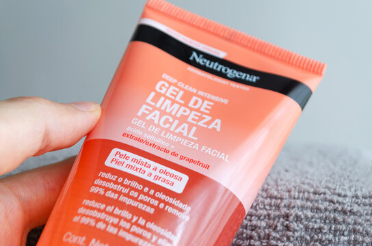 Gel de limpieza facial con &aacute;cido salic&iacute;lico de Neutrogena en mano sobre fondo neutro. El 20 de febrero de 2026, Buenos Aires, Argentina.
