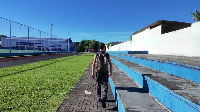 homem com mochila caminhando 