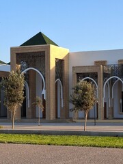 Obraz premium Exterior of a Modern Moroccan Mosque Featuring Arched Entryways and Geometric Metalwork