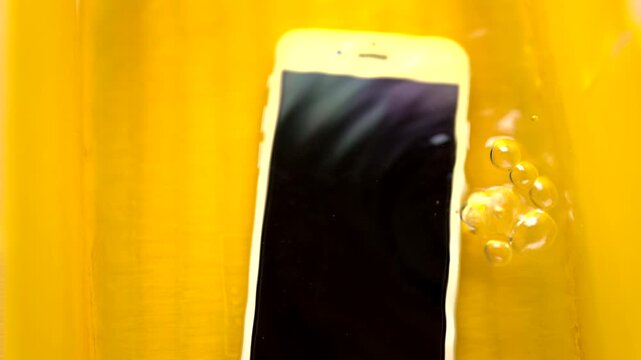 水没したスマートフォン「スローモーション」