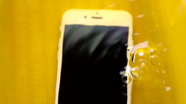 水没したスマホ、防水のスマートフォン「スローモーション」