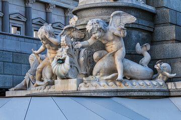 Naklejka premium Fragments of Majestic neoclassical Pallas Athena fountain (Pallas-Athene-Brunnen) in front of Austrian Parliament Building. Sunset. VIENNA, AUSTRIA.