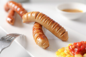 접시에 담긴 소시지