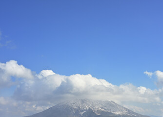 晴れた日の美しい雪が積もる桜島