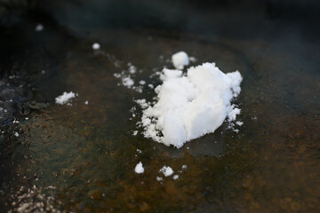氷の上に乗っている雪