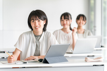 Obraz premium Elementary school children studying at cram schools, after-school programs, classes at school, and summer classes (education)